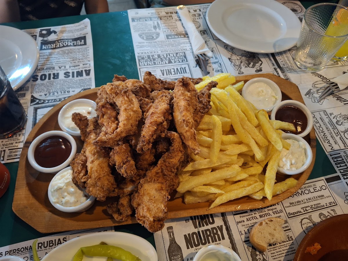 Pollo frito casero con patatas y salsas