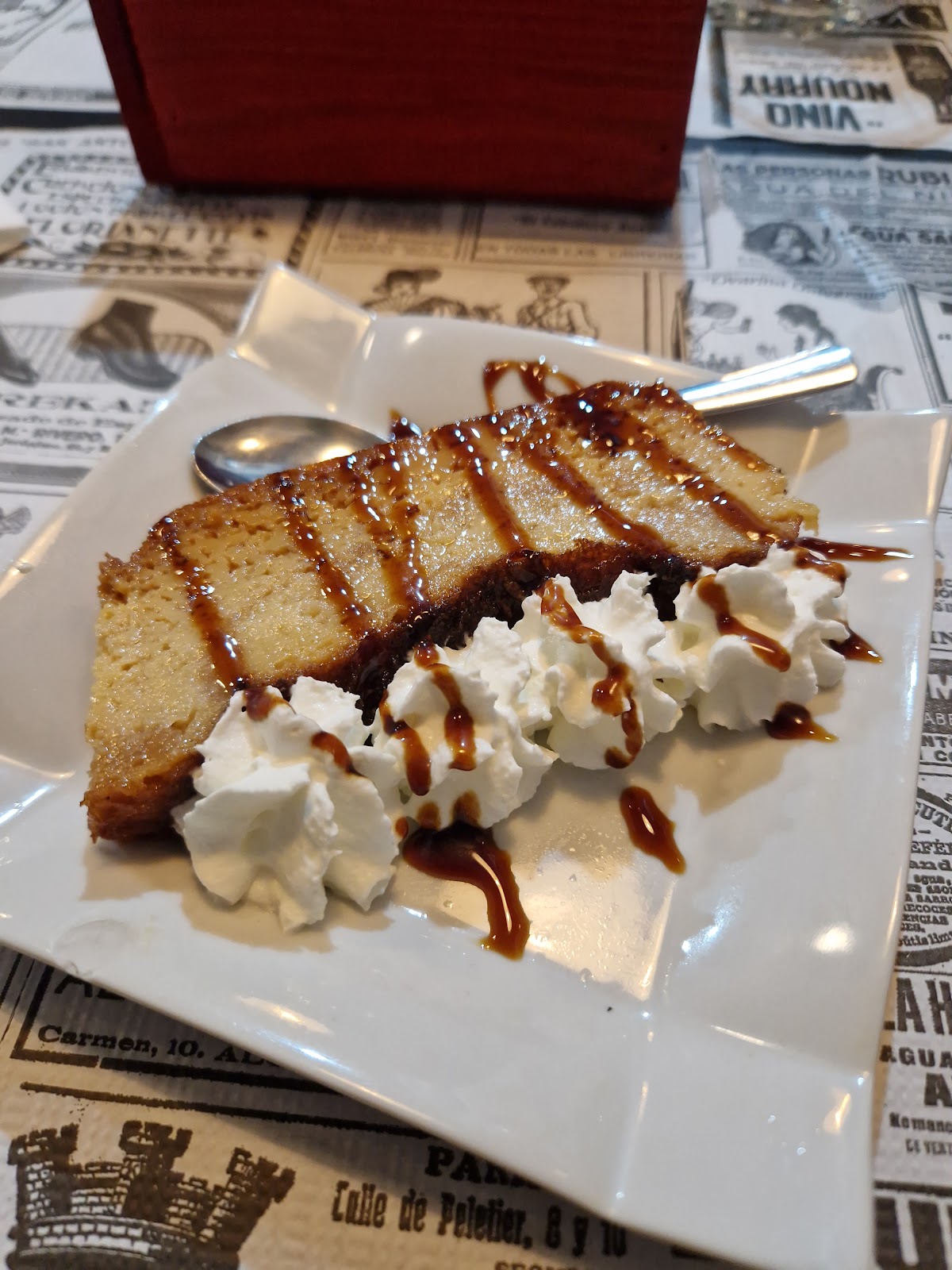 Pastel de la casa con cobertura de caramelo y crema