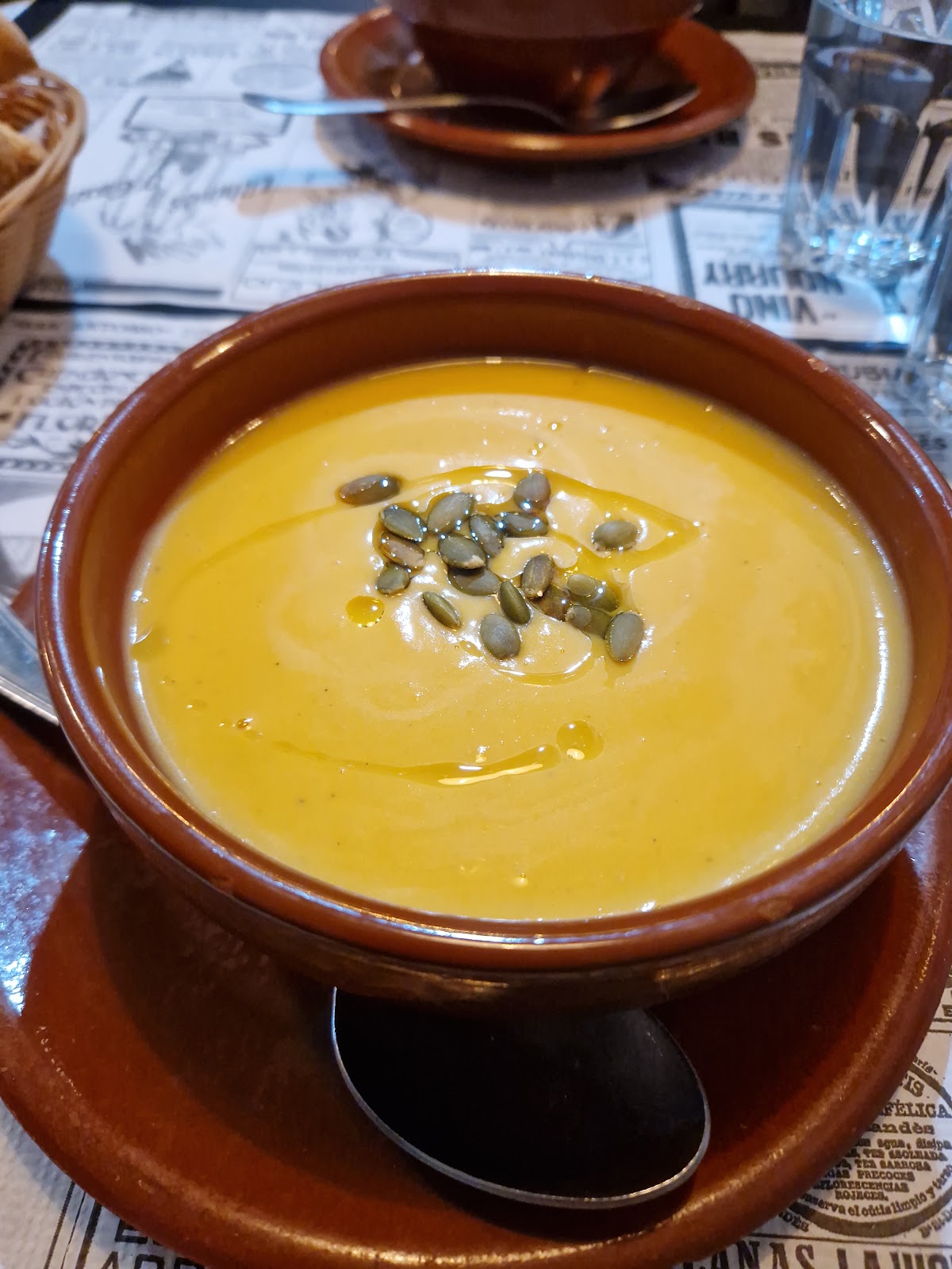 Sopa de calabaza casera decorada con semillas